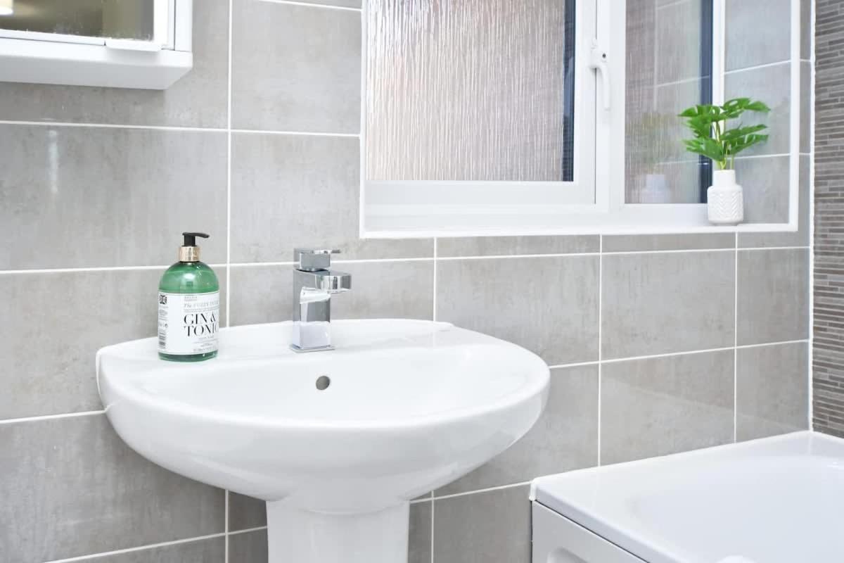 Regal House By True Stays - 3 Bedroom House In Stoke-On-Trent 외부 사진
